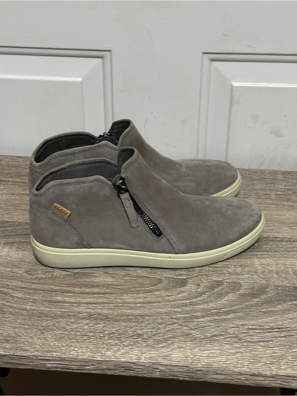 ECCO Soft 7 High Top Sneaker Women 39 US 8-8.5 Grey Leather Side Zip Comfort